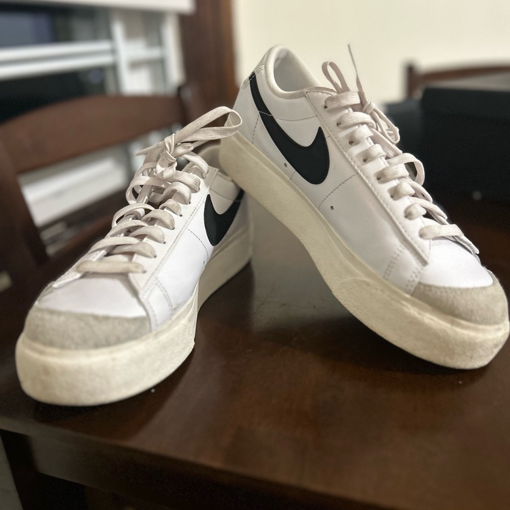 Nike Women’s White and Black Low-Top Sneakers - Picture 8 of 8